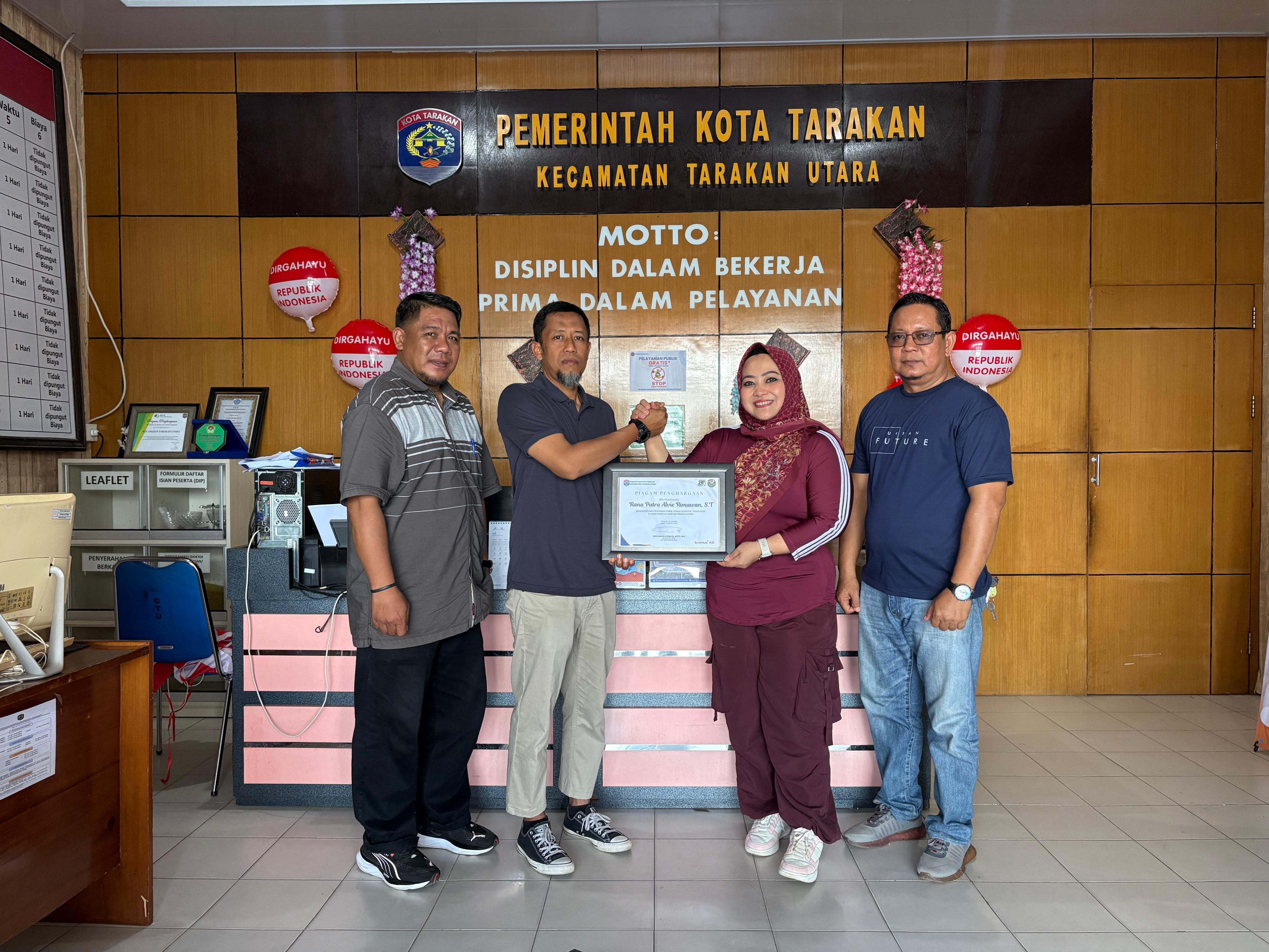 Penyerahan Piagam Penghargaan Petugas Pelayanan Publik Terbaik Semester I Tahun 2026 Di Lingkungan Kecamatan Tarakan Utara